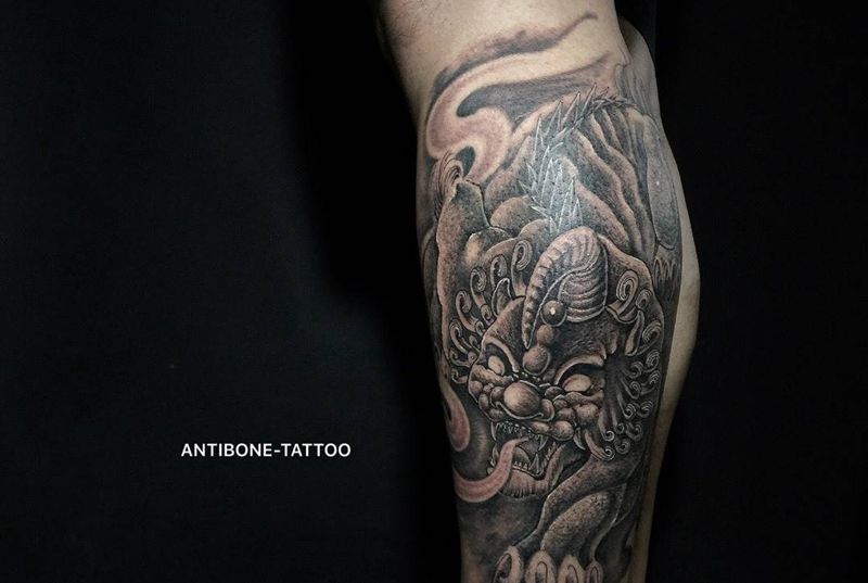 # 面目狰狞#纹身图片_成品腿部传统动物鬼神黑白反骨刺青培训纹身图案