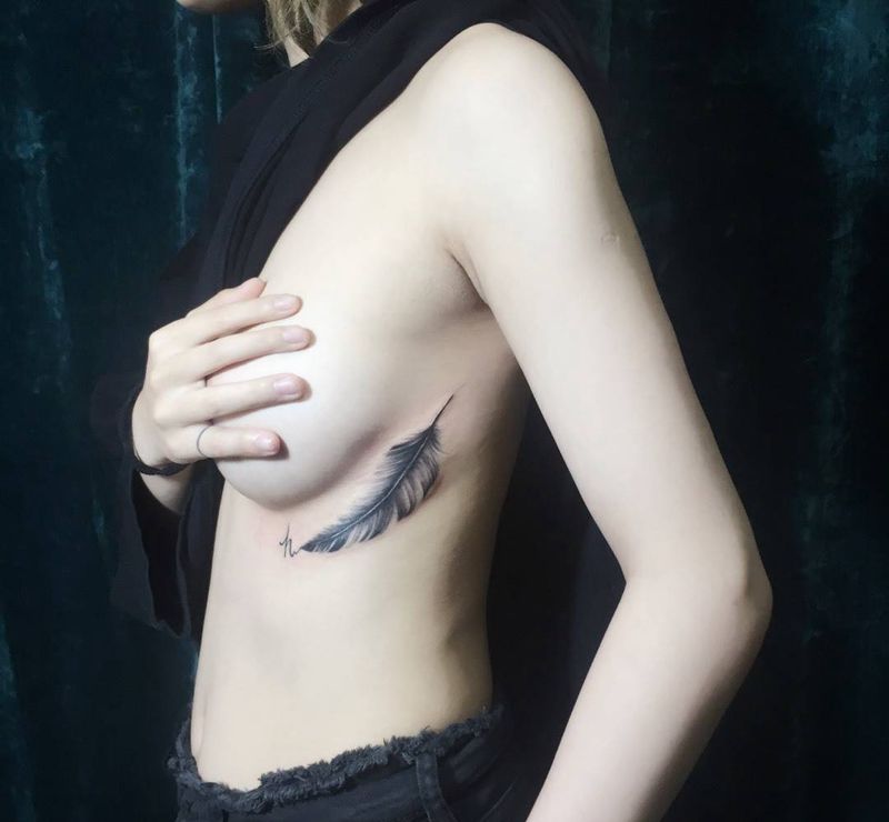 羽毛 小性感纹身图片_成品胸部清新纹身图案