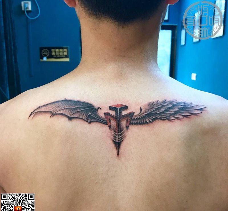 羽翼纹身图片_成品背部动物欧美传统写实纹身图案