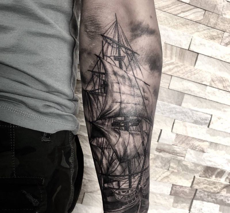 欧美写实帆船灯塔纹身图片_成品手部手臂欧美静物几何人物纹身图案