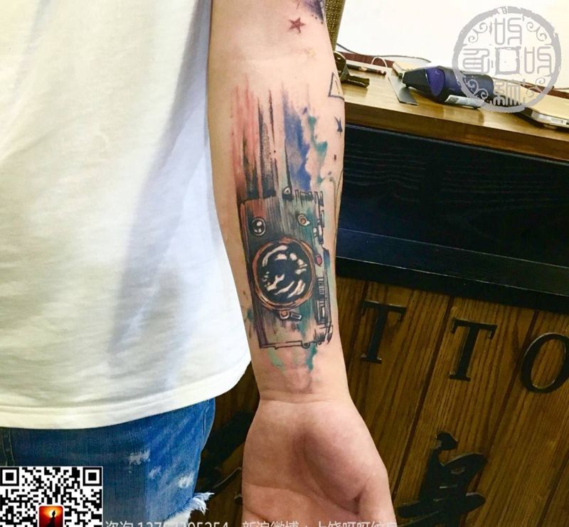 相机纹身图片_成品手臂手部肩部欧美写实人物几何字符呀呀刺青纹身图案