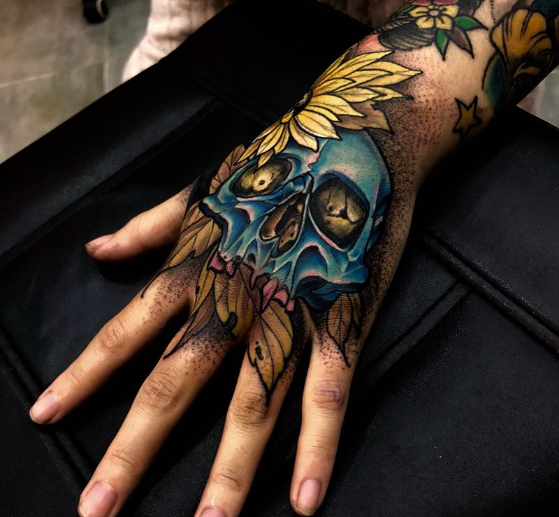 死亡花开纹身图片_手部Old School点刺纹身图案