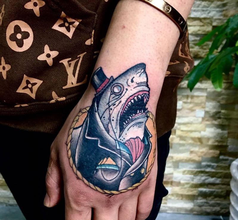 手背酷鲨鱼纹身图片_成品手臂手部欧美动物图腾字符人物静物纹身图案