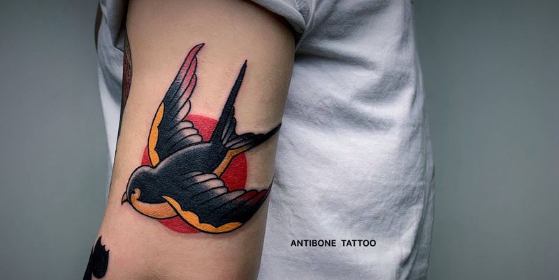 ＃燕子＃纹身图片_手臂腿部Old School水彩燕子纹身图案