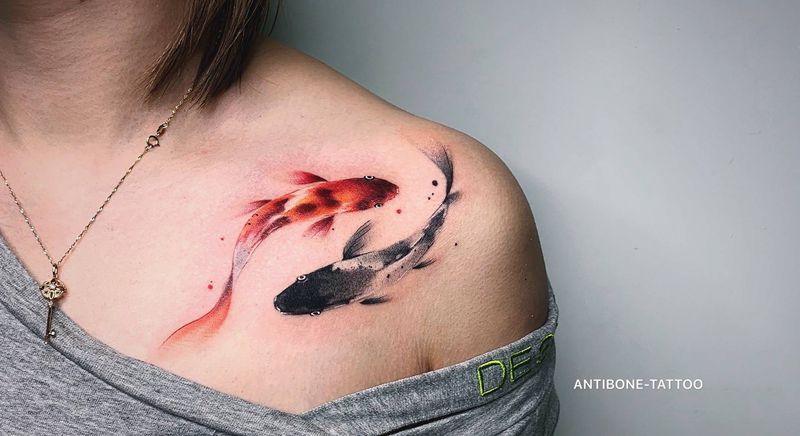 ＃水墨锦鲤＃纹身图片_胸部肩部水墨水彩鱼锦鲤锁骨纹身图案