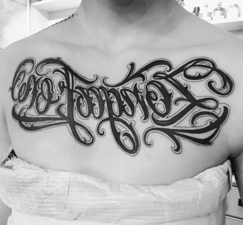 客人名字纹身图片_胸部花体字纹身图案