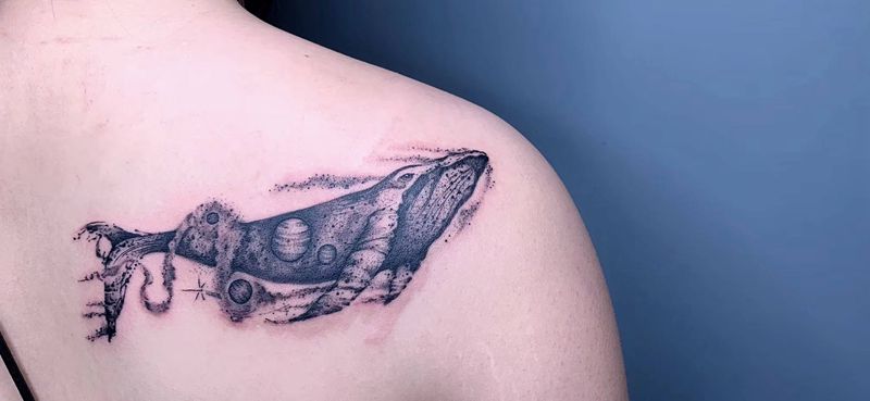 ＃鲸鱼＃纹身图片_背部胸部点刺几何鲸鱼纹身图案