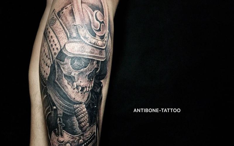 # 鬼武士#纹身图片_成品腿部欧美写实人物鬼神黑白反骨刺青培训纹身图案