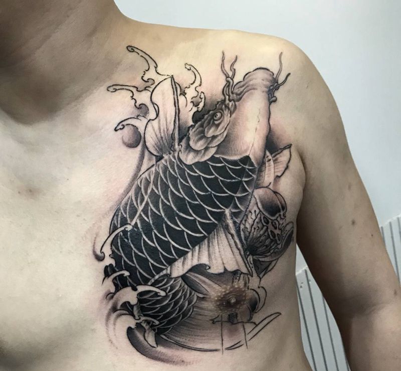 鲤鱼遮盖纹身图片_成品胸部传统动物纹身图案