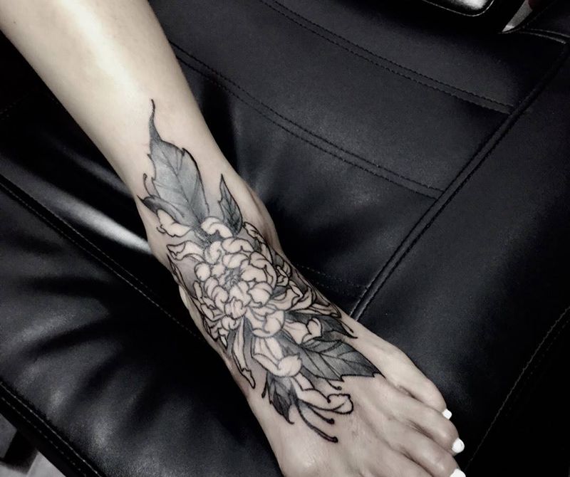 脚背菊花纹身图片_成品脚部腿部传统清新欧美植物纹身图案