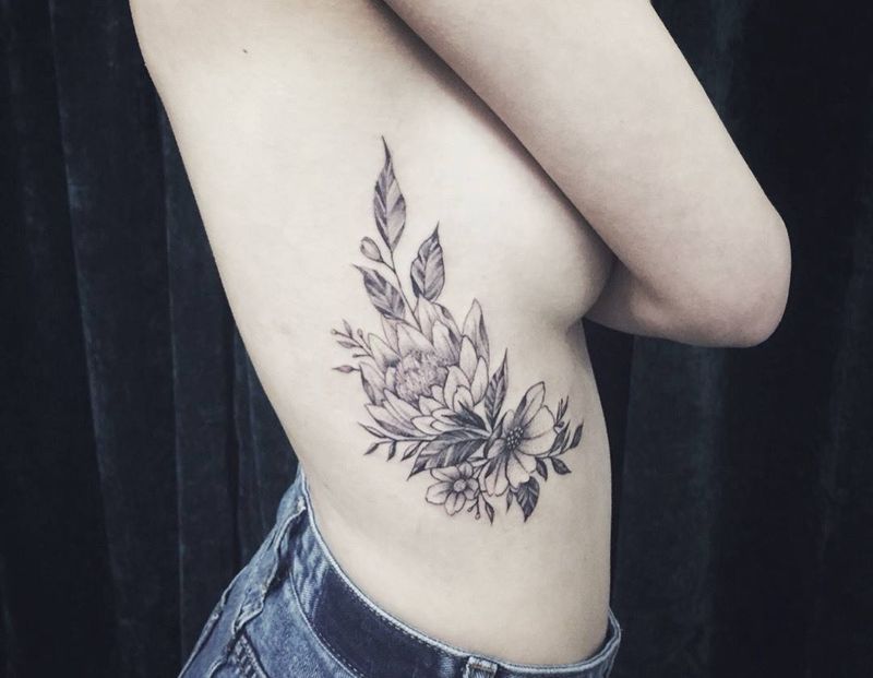 胸侧曲线花纹身图片_成品胸部腹部清新植物纹身图案