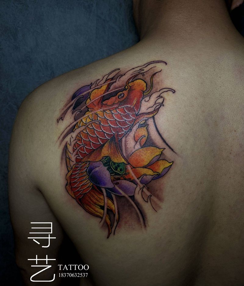吉安纹身店后肩锦鲤纹身图片_背部新传统锦鲤纹身图案
