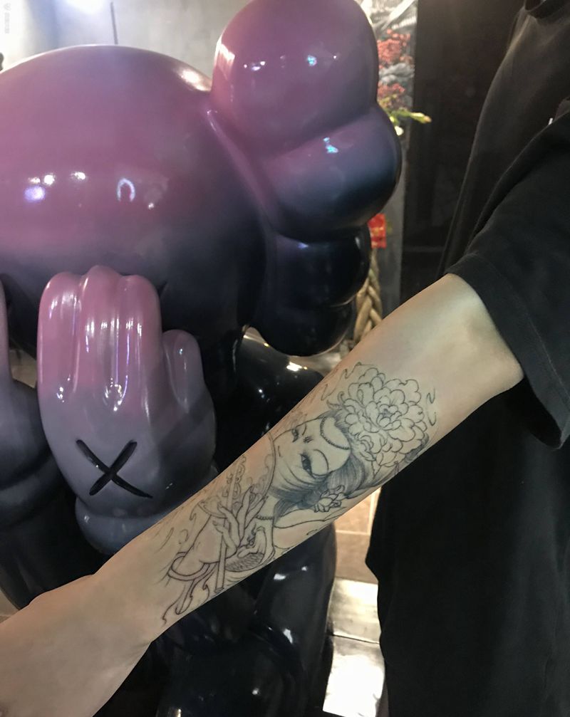 艺姬线条纹身图片_手臂纹身图案