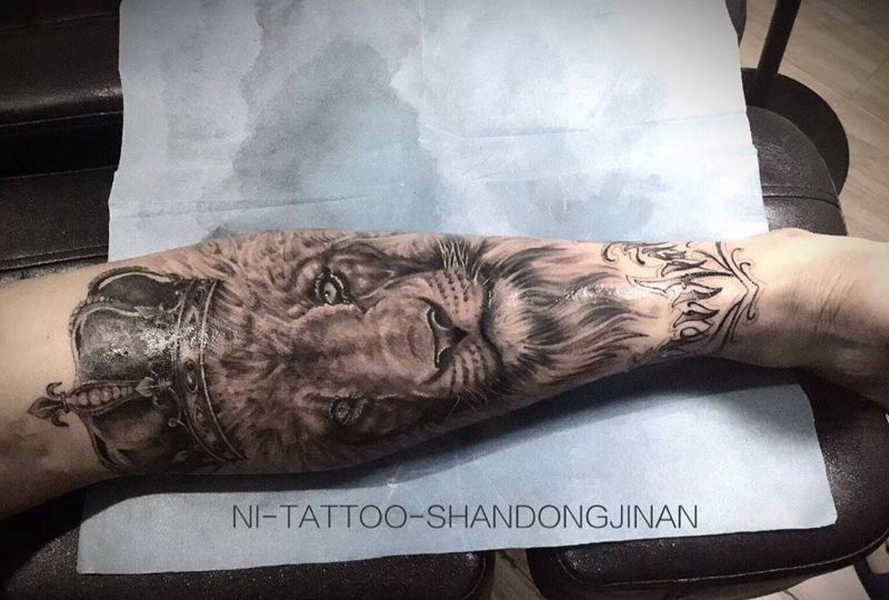 狮王纹身图片_成品腿部脚部写实肖像动物纹身图案