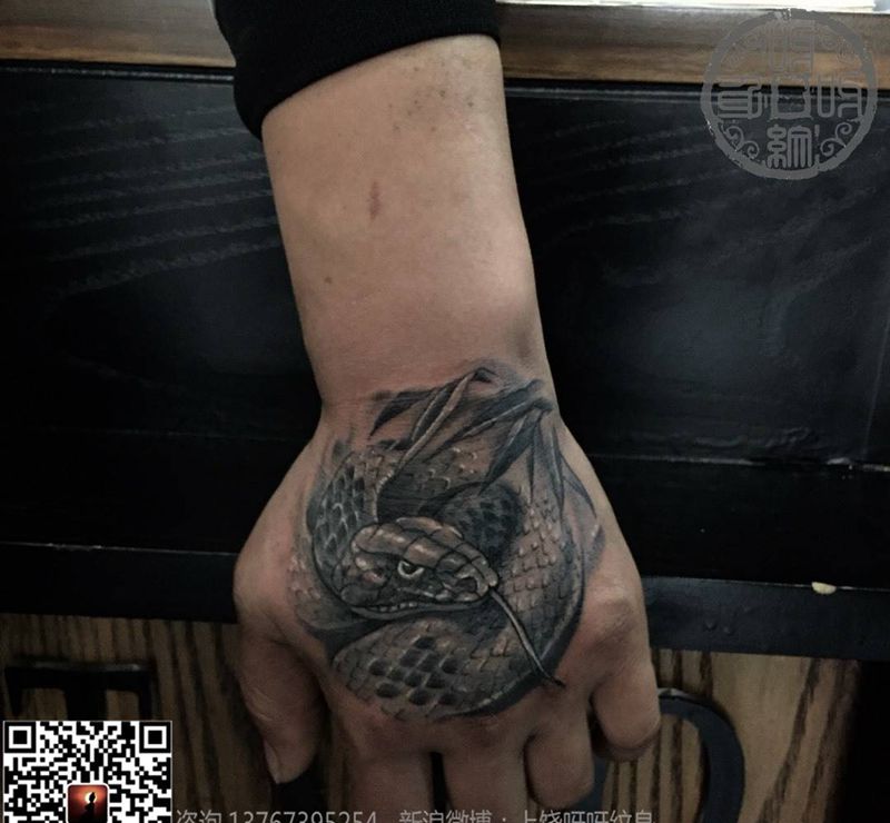 蛇纹身图片_成品手部欧美写实传统动物呀呀刺青纹身图案