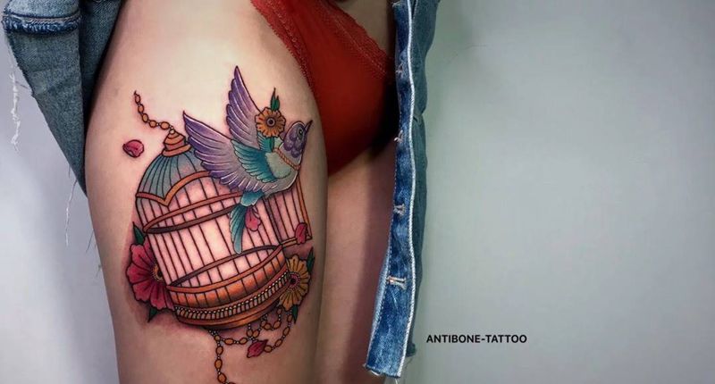 # 自由#纹身图片_腿部背部New School水彩燕子鸟笼纹身图案