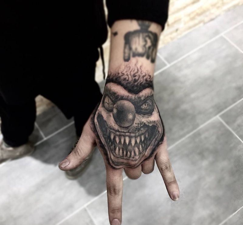 小丑手背纹身图片_成品手部欧美人物纹身图案