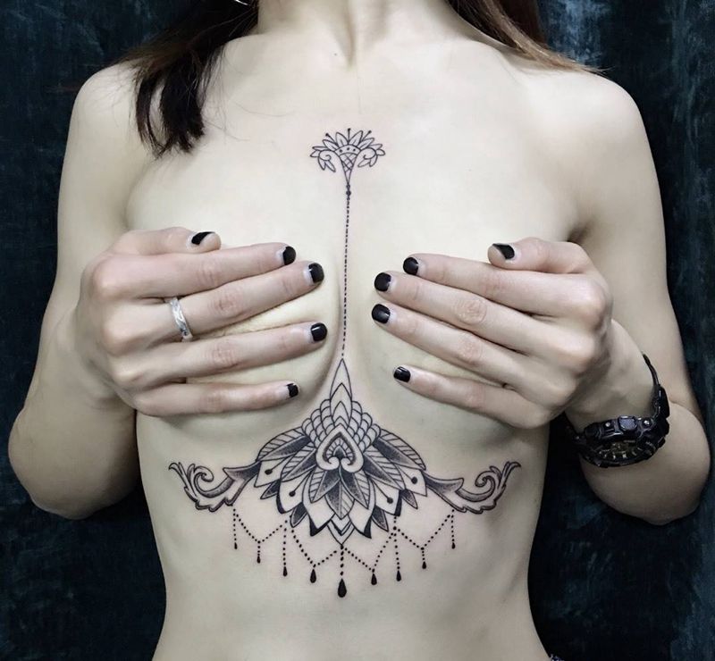 胸下大性感纹身图片_成品胸部腹部欧美清新传统图腾人物几何字符纹身图案