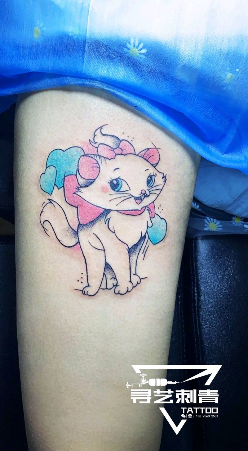 彩色猫咪纹身图片_腿部水彩猫纹身图案