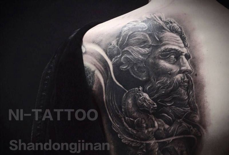 海神上半部分纹身图片_成品背部肩部欧美写实肖像人物鬼神纹身图案