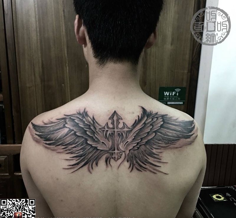 翅膀纹身图片_背部肩部写实欧美传统人物动物呀呀刺青纹身图案