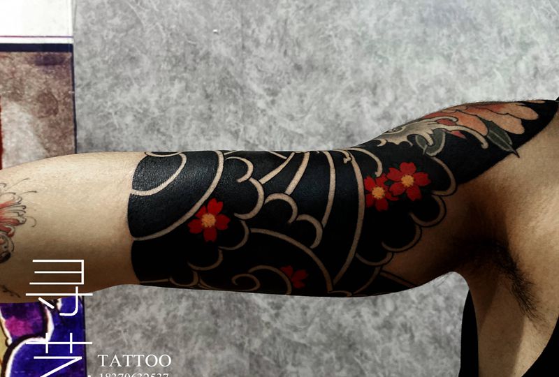 老传统包大臂纹身图片_手臂老传统樱花纹身图案