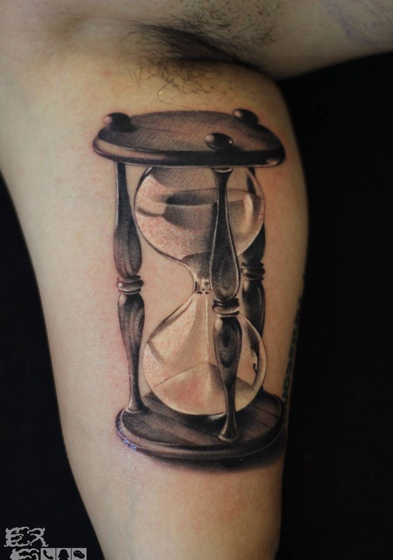 沙漏纹身图片_手臂静物成品写实纹身图案