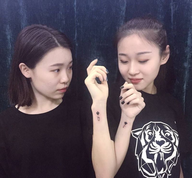 闺蜜纹身纹身图片_手部成品手臂清新传统欧美字符纹身图案