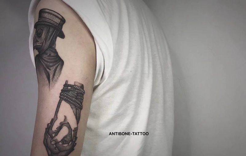 # 十指相扣#纹身图片_手臂腿部点刺手纹身图案