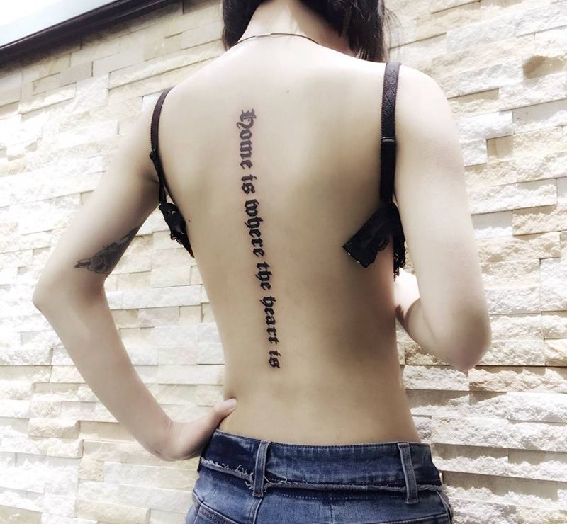 哥特纹身图片_成品背部清新字符纹身图案