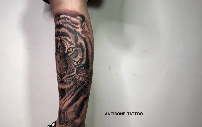 # 大猫#纹身图片_成品腿部欧美写实动物原创反骨刺青培训纹身图案