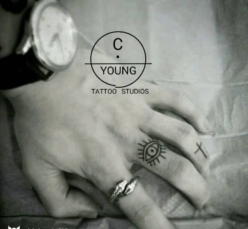 上帝视角纹身图片_手部欧美清新静物图腾宗教手指成品纹身图案