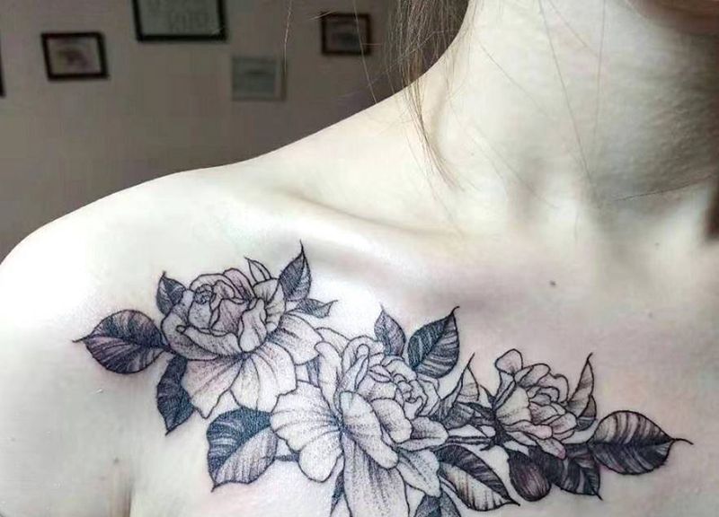 素花纹身图片_胸部点刺素花纹身图案