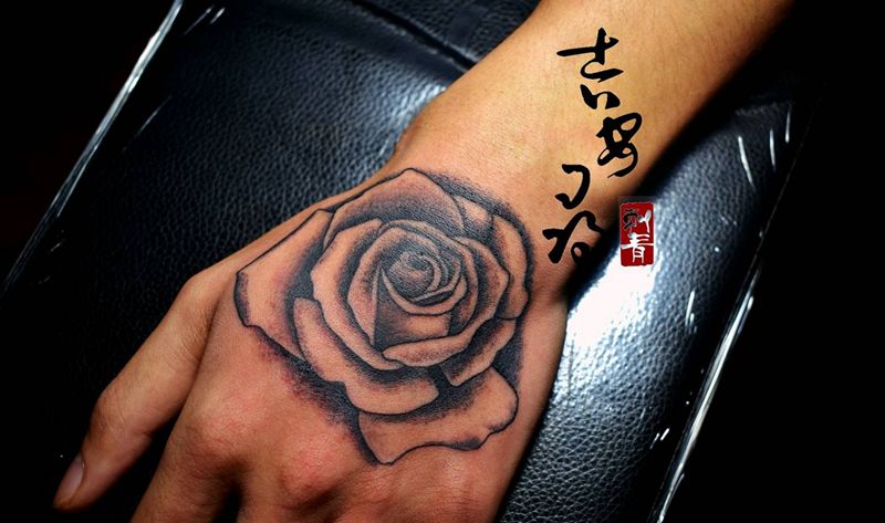 手背玫瑰纹身图片