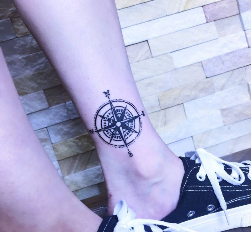 指南针纹身图片_成品腿部脚部清新传统几何字符图腾纹身图案