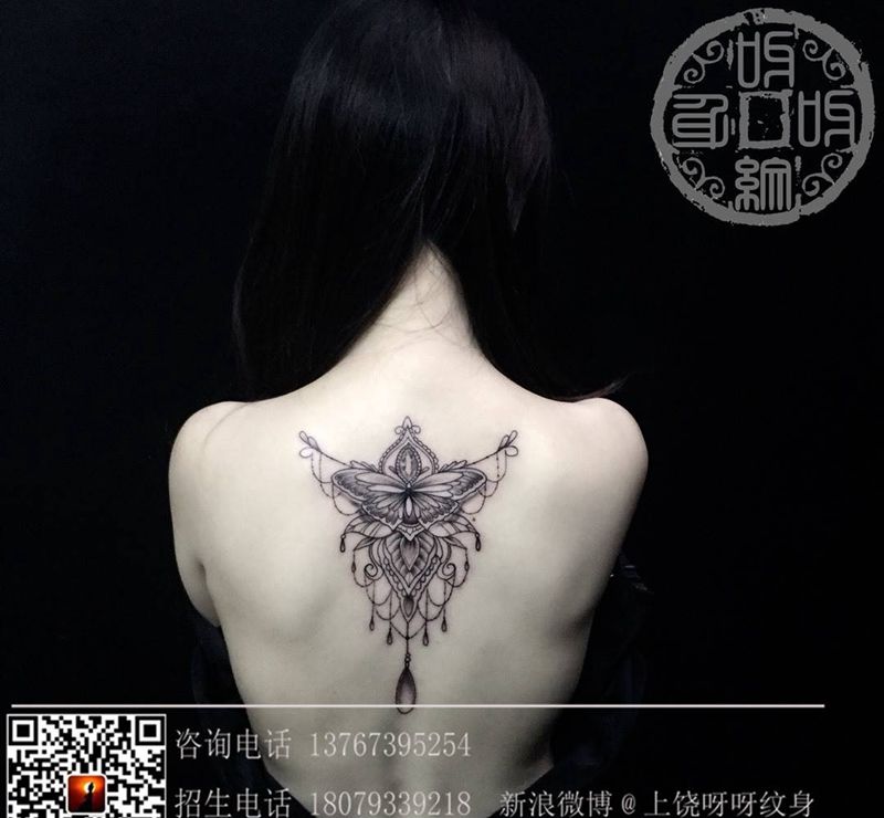 蝴蝶珠帘纹身图片_成品背部清新图腾纹身图案