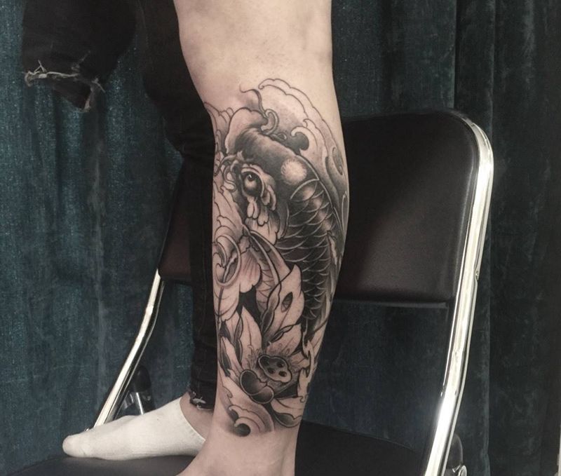 小腿鲤鱼纹身图片_成品腿部脚部传统动物纹身图案