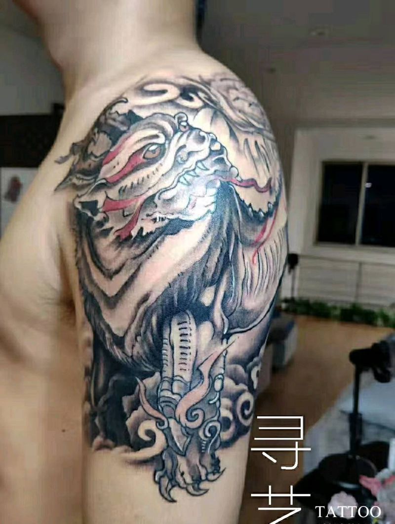 白泽纹身图片_肩部背部新传统欧美写实白泽纹身图案
