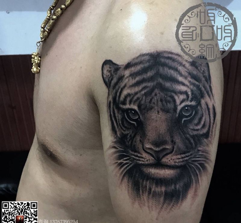 萌虎纹身图片_成品手部手臂欧美写实动物呀呀刺青纹身图案