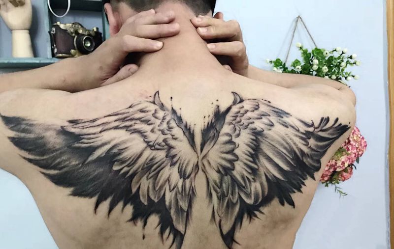 翅膀纹身图片_背部欧美写实翅膀羽毛纹身图案