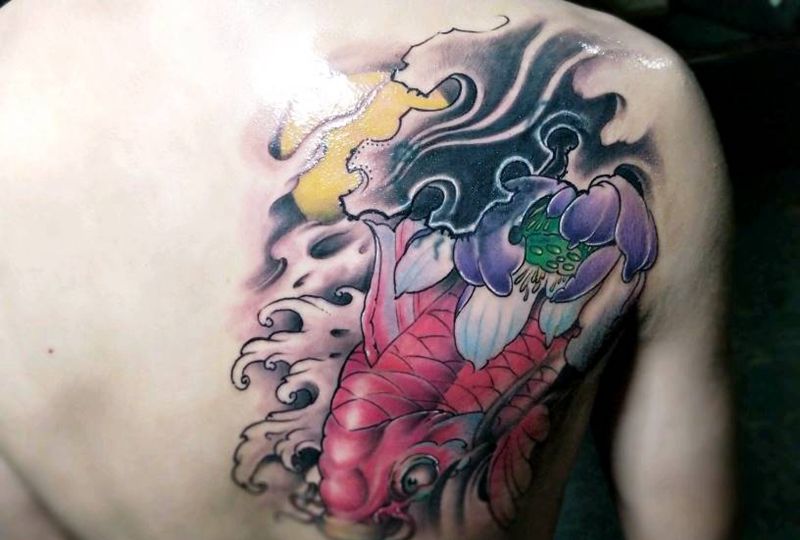 鲤鱼遮盖纹身图片_肩部传统动物原创成品纹身图案