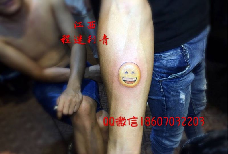 小臂表情纹身图片