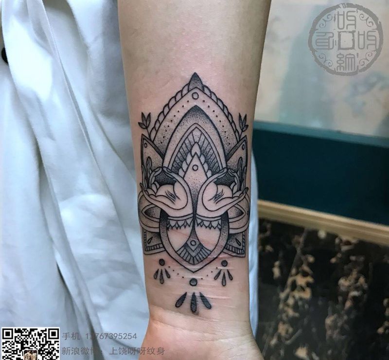 点刺 梵花之手纹身图片_手稿手部清新几何字符纹身图案