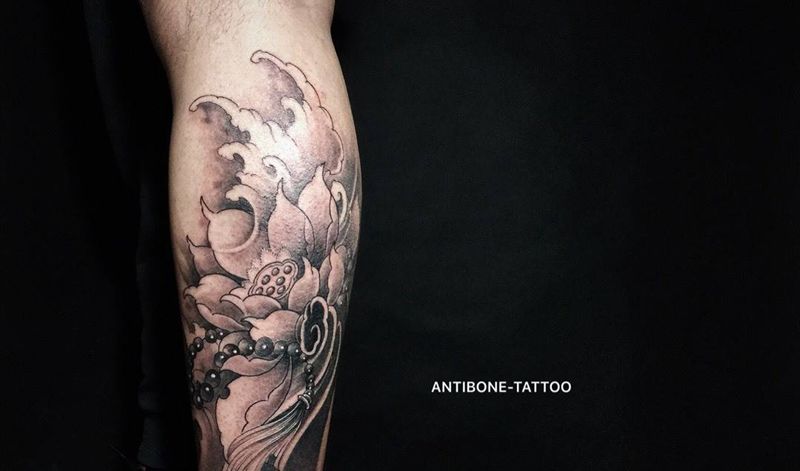 # 荷花# 小腿纹身图片_成品腿部传统植物黑白反骨刺青培训纹身图案