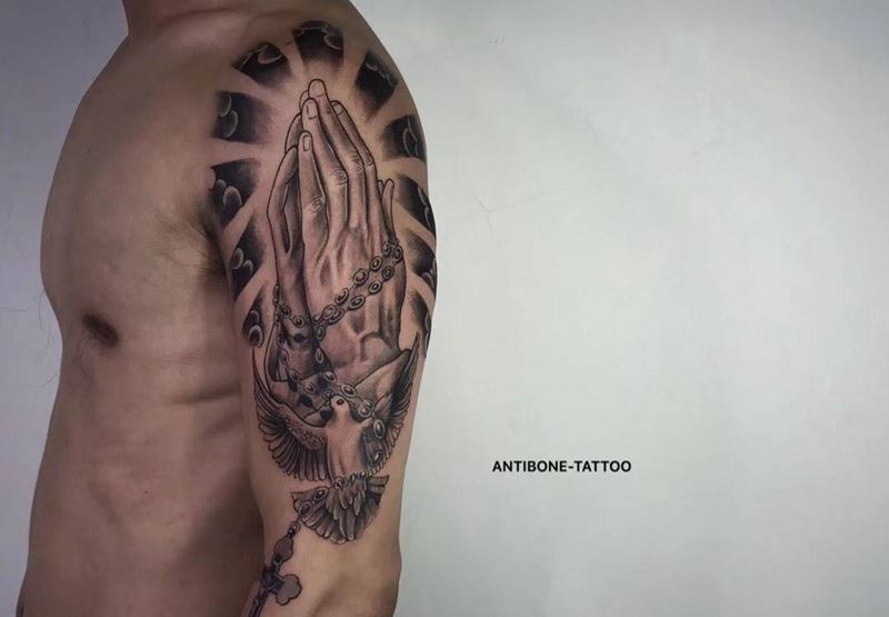 # 祈祷之手#纹身图片_手臂欧美写实祈祷之手奇卡诺纹身图案