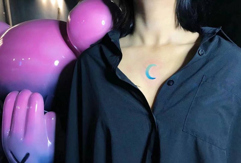 渐变月亮纹身图片_胸部纹身图案