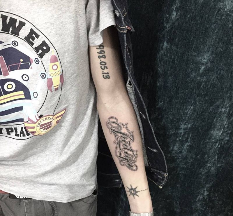 人可以不酷但要骚纹身图片_成品手部手臂欧美字符纹身图案