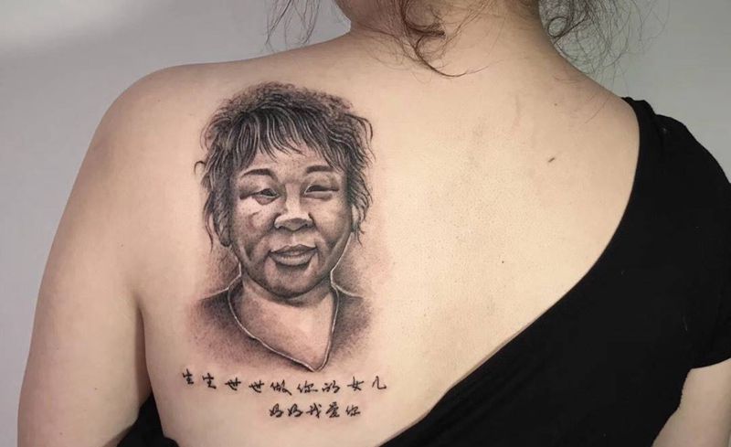 # 骨肉至亲#纹身图片_成品背部写实肖像人物原创反骨刺青培训纹身图案