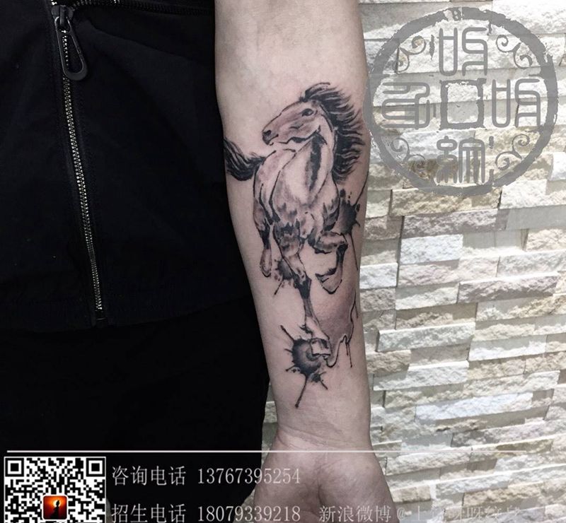 马纹身图片_成品手部手臂国画动物纹身图案