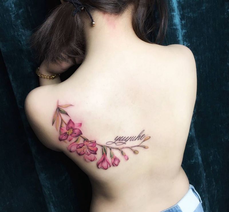 后背花串纹身图片_成品背部清新植物纹身图案